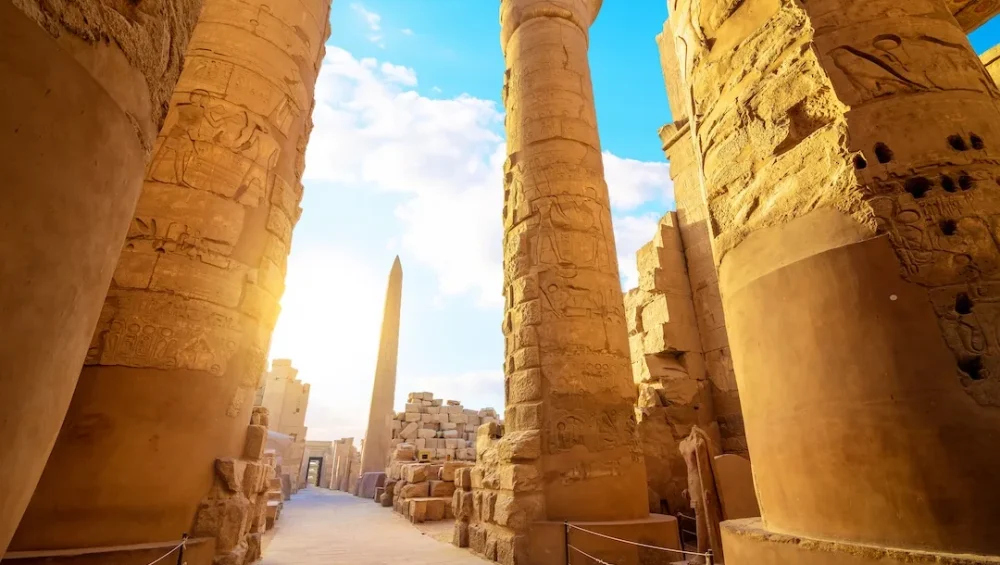 Templo de Karnak com obelisco e colunas